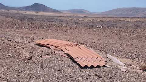 Láminas de amianto cerca de la Montaña del Sombrero.