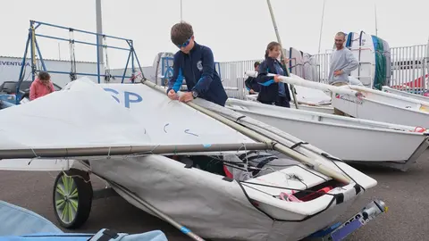 Preparativos del Campeonato Día de Canarias de Optimist en la Escuela Náutica.