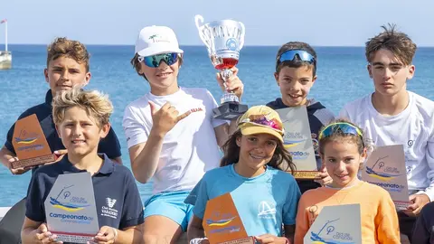 Yumalay de Agustín y Villiams Osipovs (centro), en el podio del Campeonato Día de Canarias de Optimist.