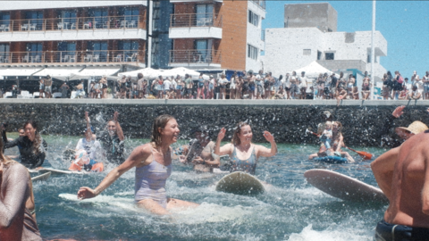 Concentración en Corralejo contra la ampliación del puerto (IMAGEN: Chechu Pajares).