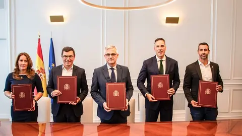 Imágenes de la firma del convenio para las 260 viviendas de Corralejo (2)