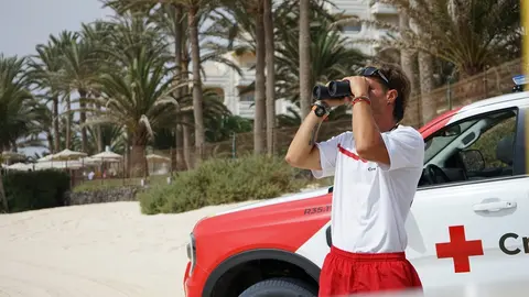 Socorrista de la contrata de Cruz Roja, en las playas de Corralejo.