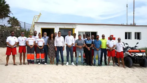 Presentación del servicio de Socorrismo adjudicado a Cruz Roja, en octubre de 2023 (Imagen difundida por el Ayuntamiento de La Oliva).