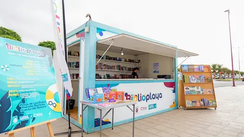 Biblioplaya, frente a la Playa de Los Pozos.