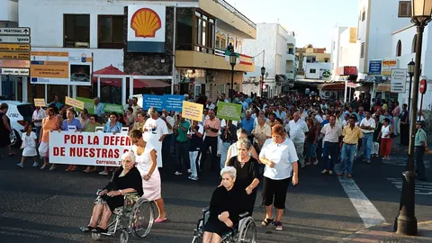Manifestación de los vecinos del Casco Viejo de Corralejo (Archivo del Comité de Afectados, 2004).