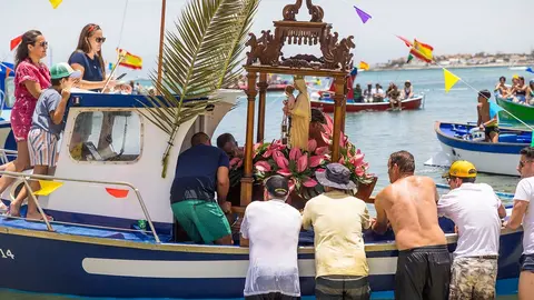La Virgen del Carmen embarcando en el Muelle Chico de Corralejo (Imagen Ayuntamiento de La Oliva) (1)