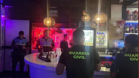 La Guardia Civil, en locales de ocio nocturno de Morro Jable (2)