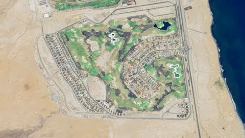 Salinas Golf es la urbanización más al sur de la Playa de El Castillo (Imagen, Google Earth 2021).