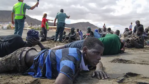 Desembarco de una patera en Gran Tarajal, en 2006 (Imagen cedida por Carlos de Saa).