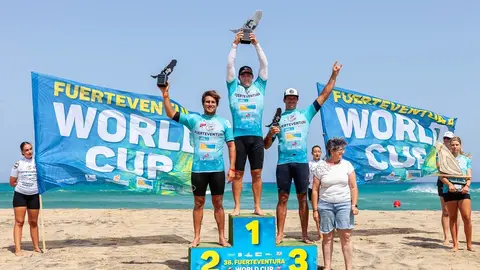 Podio de Foil Slalom masculino con Benedetti, Mortefon y Marotti, acompañados de Tina Da Silva, concejala de Turismo de Pájara.