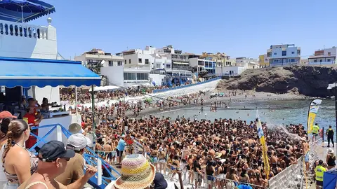 Fiesta de día en el Muellito de El Cotillo.