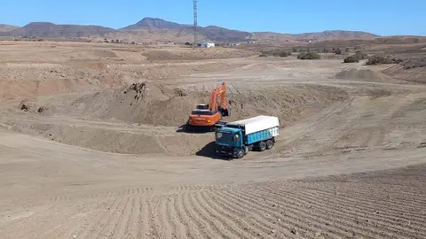 La maquinaria del Cabildo, trabajando en la charca entre Taralajejo y Tesejerague.