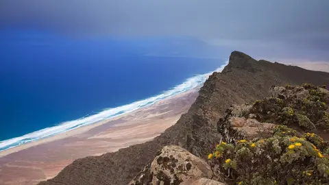 El Pico de la Zarza, con 807 metros, es el punto más alto de Fuerteventura.
