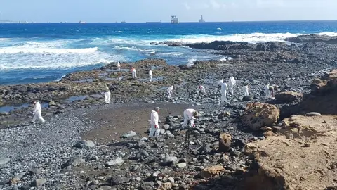 Labores de limpieza del vertido de fueloil en Gran Canaria.