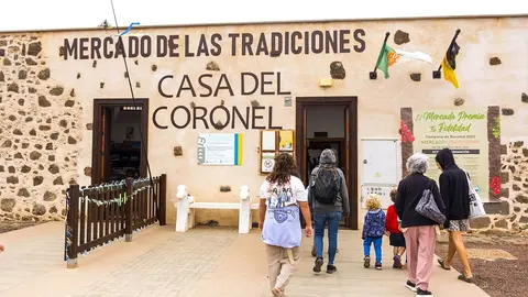 La Casa del Coronel acoge cada semana el Mercado de las tradiciones de La Oliva.