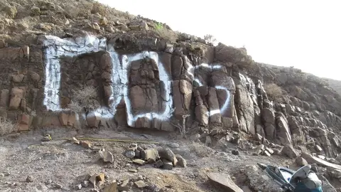 Atentado con pintadas en la Montaña de El Aceitunal.