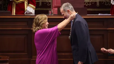 Astrid Pérez entrega la Medalla de Oro del Parlamento a Felipe VI.