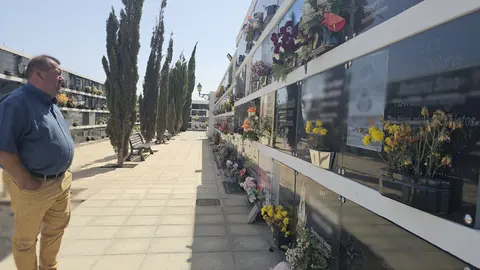 El alcalde Matías Peña en las actuales instalaciones del Cementerio de Antigua.