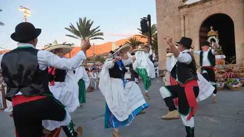 Bailes típicos en la Romería Ofrenda a la Virgen de La Peña.