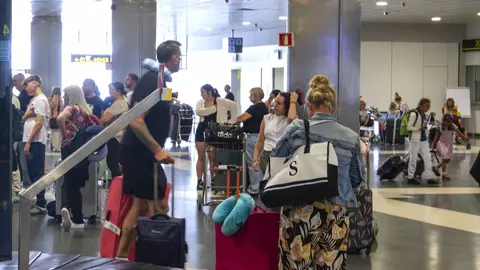 Turistas en la zona de Llegadas del aeropuerto (IMAGEN de Turismo de Canarias).__