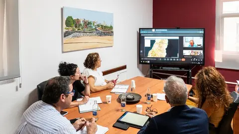 Reunión sobre la instalación de fibra óptica en el municipio de Puerto del Rosario.