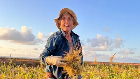 Angela Valdivia continúa cultivando a sus 72 años.