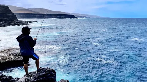 Pescador aficionado, en la costa norte de Fuerteventura (Imagen propia, Fuerteventura Digital).