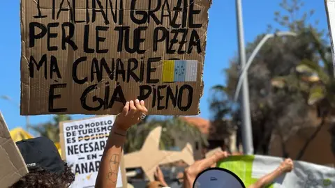 Mensajes de las manifestaciones en Corralejo, el 20 de octubre (4)