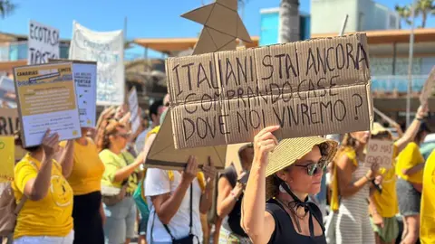 Mensajes de las manifestaciones en Corralejo, el 20 de octubre (7)