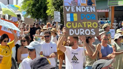 Mensajes de las manifestaciones en Corralejo, el 20 de octubre (10)