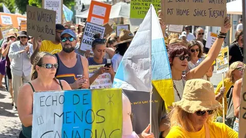Mensajes de las manifestaciones en Corralejo, el 20 de octubre (11)