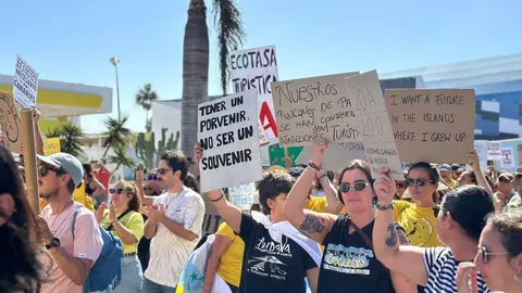 Mensajes de las manifestaciones en Corralejo, el 20 de octubre (14)