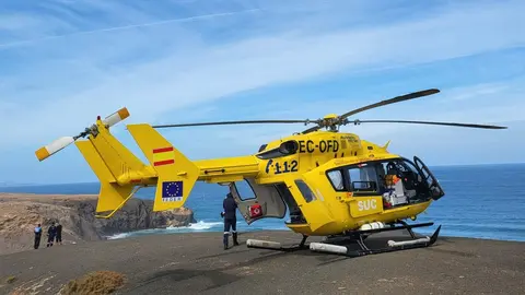 Helicóptero del SUC en la playa de La Pared (Imagen del 112, abril de 2024).