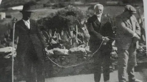 Unamuno en Toto, parodiando su destierro.