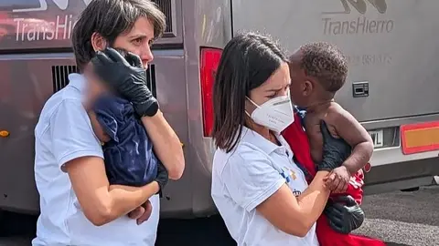 El personal del SUC atiende a bebés migrantes en La Restinga, en El Hierro (Imagen de 112 Canarias, octubre de 2024).