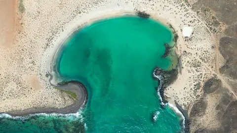 Vista aérea del yacimiento de Lobos 1, en el margen derecho de la Playa de La Calera. (Foto de C. Medina, difundida por la ULL).