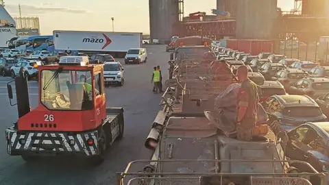 Vehículos del Regimiento Soria 9 embarcados rumbo a la península.