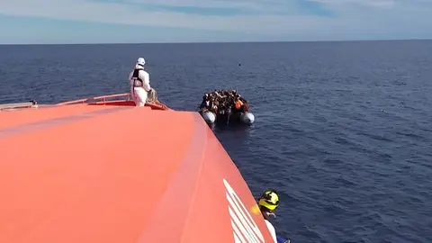 Neumática rescatada por Salvamento Marítimo cerca de Lanzarote (Imagen de Salvamento Marítimo, 4 de noviembre de 2024).