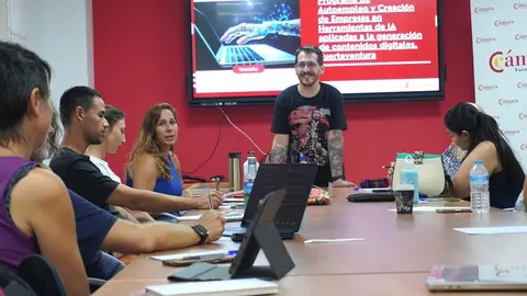 Expertos en cada materia asesoran al alumnado en la formación de la Cámara de Comercio.