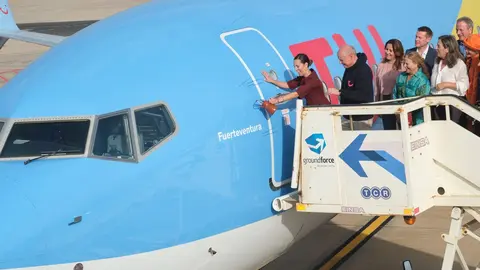 Bautizo del Boeing de TUI con el nombre de la isla.