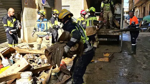Retirada de enseres por parte de del dispositivo de emergencia de Canarias en Alfafar y Massanasa.
