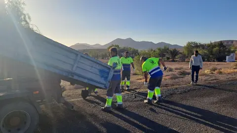 Reparación de carreteras en Violante (Tuineje).