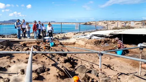 Yacimietno romano Lobos 1, con Fuerteventura al fondo (Imagen de Arnán Martel).