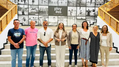 La consejera de Turismo con representantes del sector alojativo y deportivo.