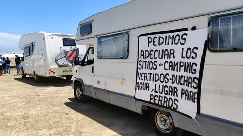 Concentración de los campistas de Fuerteventura en 2021, demandando servicios y una regulación de la actividad | ©Fuerteventura Digital