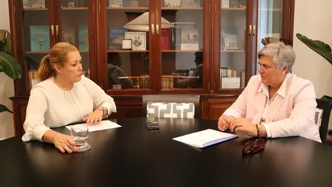 La presidenta del Parlamento de Canarias, Astrid Pérez, y la Comisionada de Transparencia, Noelia García Leal.