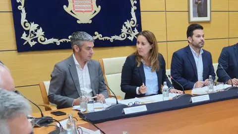 Lola García plantea y Narvay Quintero, en el Cabildo de Fuerteventura.