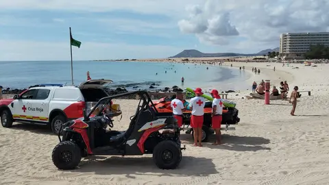 Imagen de las playas de Corralejo difundida por Cruz Roja Las Palmas, tras la firma del contrato de socorrismo en La Oliva.
