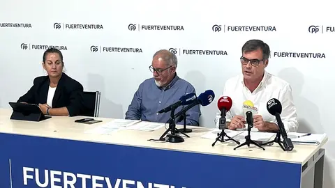 Los diputados Fernando Enseñat y María Saavedra, en la sede del PP de Fuerteventura (2)