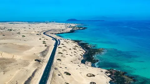 Carretera del Parque Natural de las Dunas de Corralejo, en Fuerteventura.